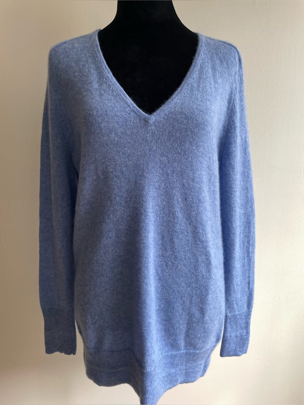 Tahari Pure Luxe 100% Cashmere V-Neck Sweater Blue Size M Soft 2-Ply Knit